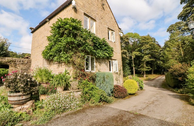 UNDERBANK HALL COTTAGE, pet friendly, with a garden in Stocksbridge