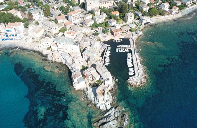 Une grande terrasse sur la mer