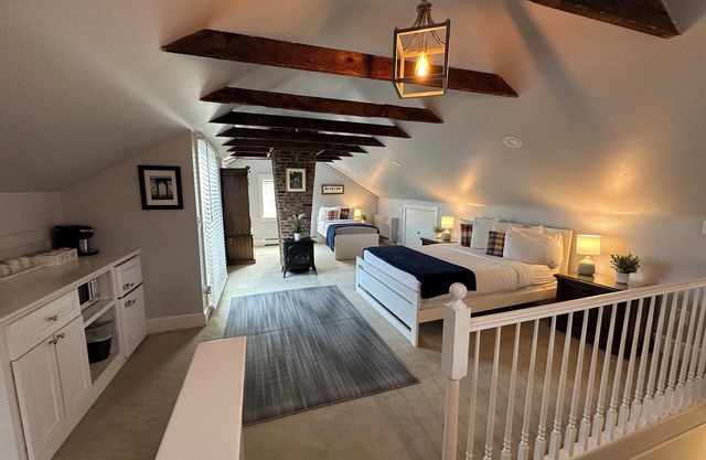 Unique 3rd Floor Loft 1 Queen Bed/1 Twin Bed/1 Bath/Pullout Sofa/Dog Friendly
