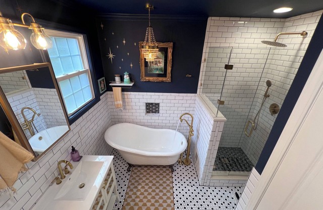 Unique and charming bungalow 5 min to DT, SRT, TR with clawfoot tub
