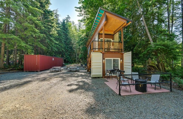 Unique Container Studio with Deck and Fire Pit!