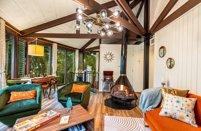 Unique octagon house in woods- Hot tub, pool, fireplace, firepit