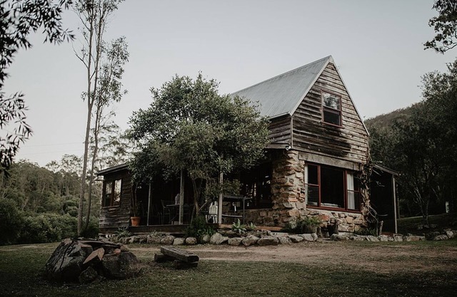Unique Rockhouse, private jacuzzi, bush views