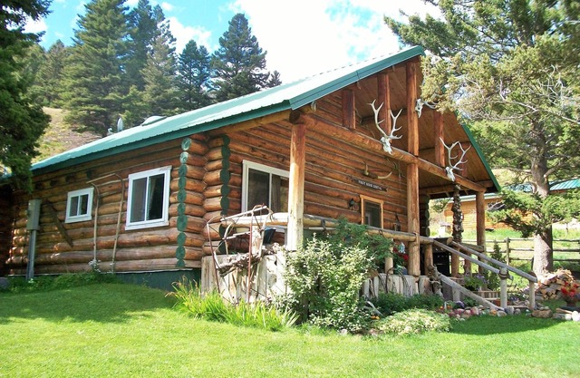 Unique Rustic Log House in Jardine, Montana