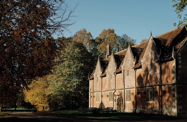 Uniquely restored stables - 8 bedrooms, dinning room, roll top baths, firepit