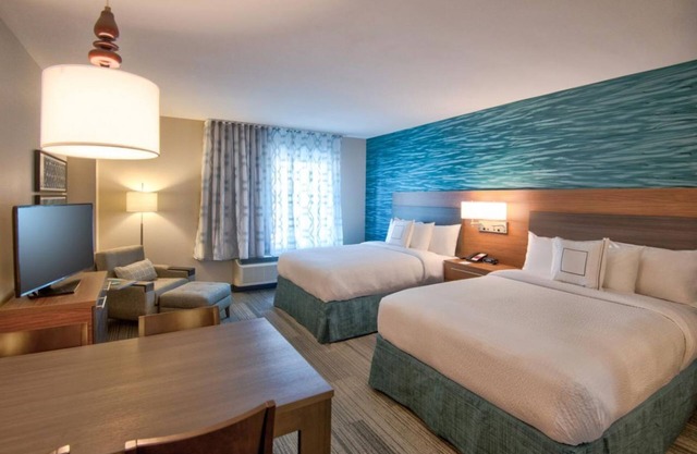 Unit with Kitchenette! With Free Breakfast, Outdoor Pool, Onsite Parking!