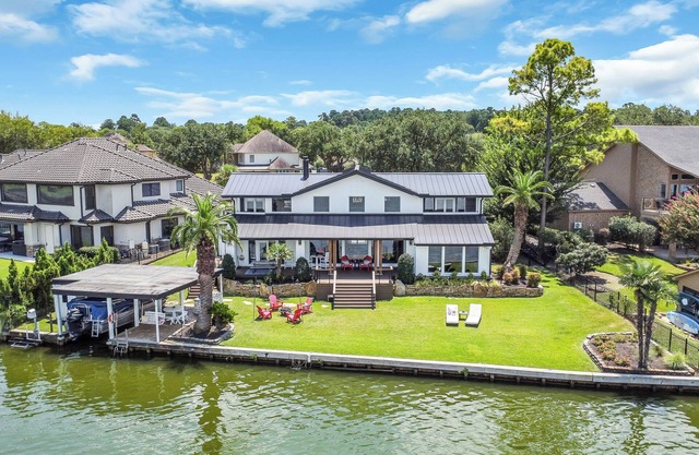Unobstructed open water lake house for friends & family fun w/Tesla charger