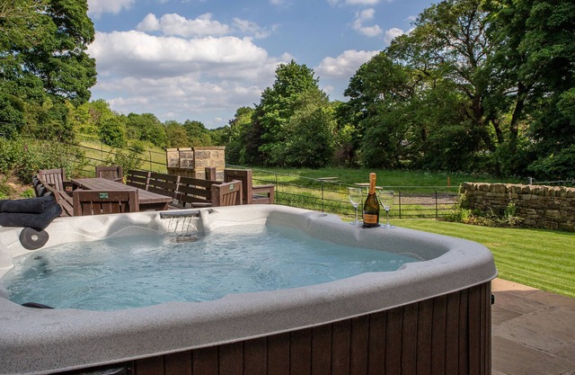 Unsliven Bridge Farm - sleeps 15 guests in 7 bedrooms