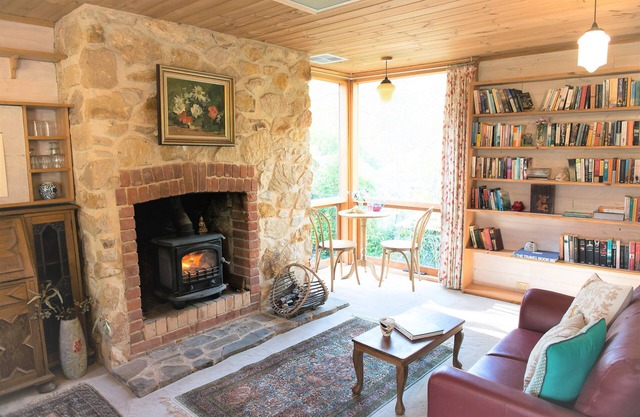 Unwind Holidays Camellia Cottage: Hideaway in the Picturesque Adelaide Hills.
