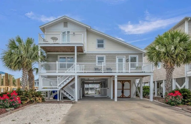 Updated 5 BR Canal Home, Short Walk To Beach!