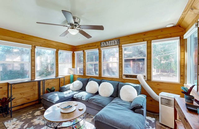 Updated Cabin w/Washer/Dryer & WiFi, Close To Lake, Shopping, and Hiking