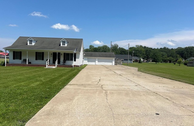 Updated home w/huge driveway. Clean, comfy & convenient! Near KY Lake
