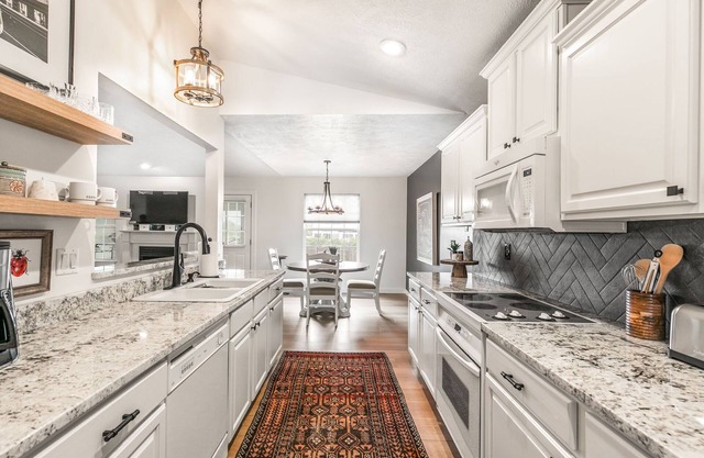 Upscale 2 Bedroom,2 Bath + Office located near Medical Mile