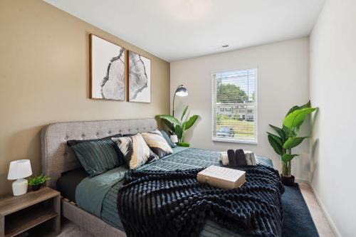Upscale King 3BR Townhouse Mins to Cary & NC State