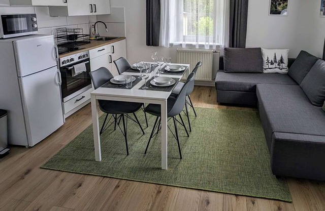 UPSTAIRS, 2 BEDROOMS APARTMENT - small room with 2 single beds
