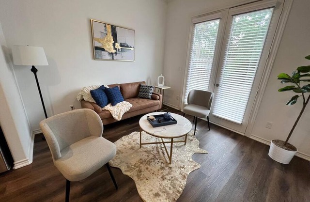 Urban chic living minutes to I-45 and I-610 #B