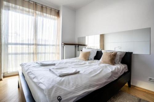 Urban Chic - One Bedroom Apartment - Luxury Warsaw Stays- Platinum Towers&606