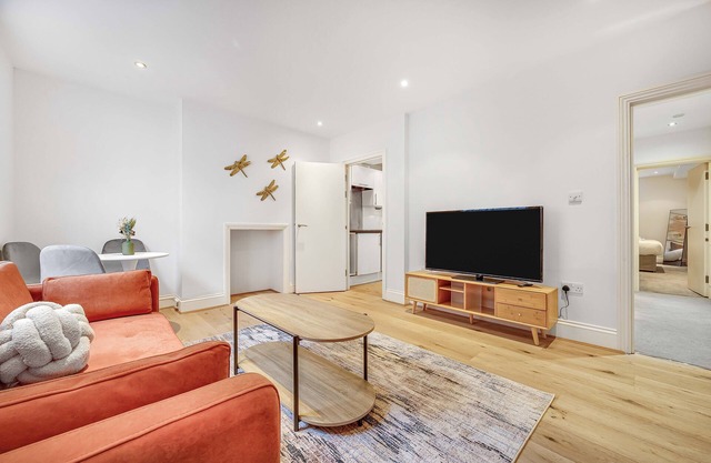 Urban Chic Retreat in Chelsea, Two-Bedroom Flat