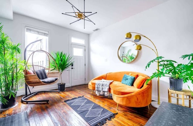 Urban Jungle- Parking Free – Prime Location - Pets