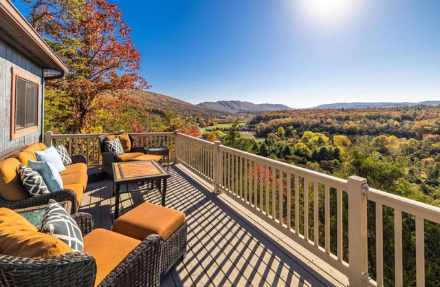 Ursus Slumber -Hot Tub, Stunning Views, 3bdr/2bath