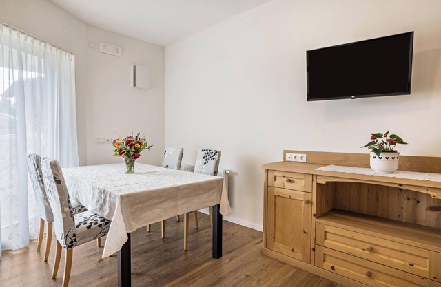 Vacation Apartment "Ciasa Silvia" with Mountain View & Wi-Fi