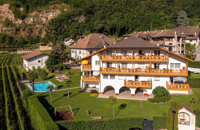 Vacation apartments with pool in the Adige Valley just 15 minutes from Merano