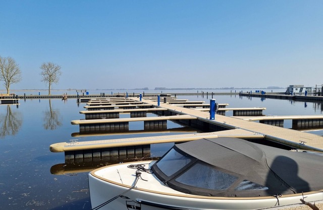 Vacation at the Sneekermeer lake! Plenty of water sports and nature.