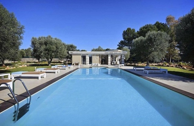 vacation holiday villa rental italy, apulia, puglia, large villa, pool, air conditioning, near beaches, wi-fi internet,