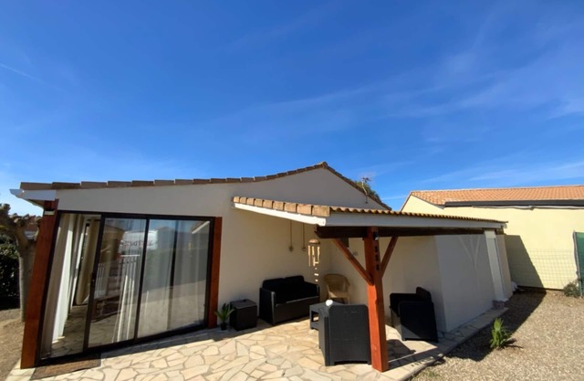 Vacation home in private residence with swimming pool 800m from the beach