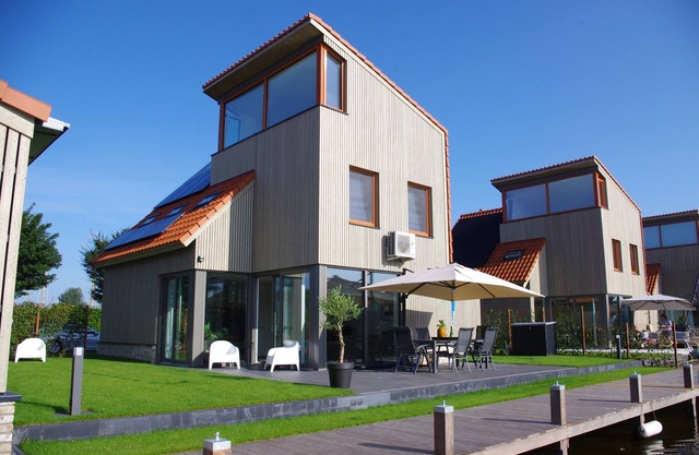 Vacation home on the water with boat, air conditioning, sauna, bike, SUP and BBQ
