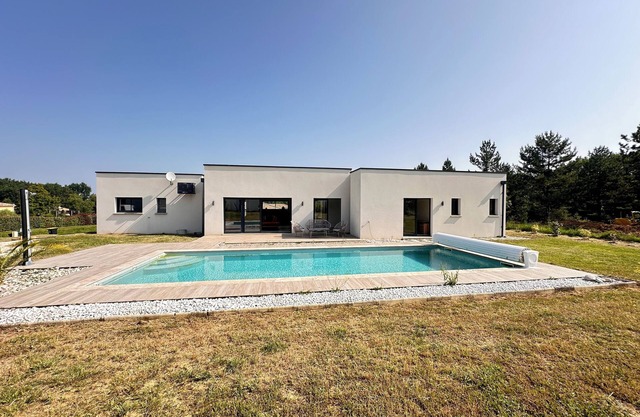 Vacation home, pool, 3 bedrooms, 3 bathrooms. available from 23 august.