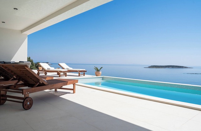 Vacation home with panoramic view and swimming pool on island Vis