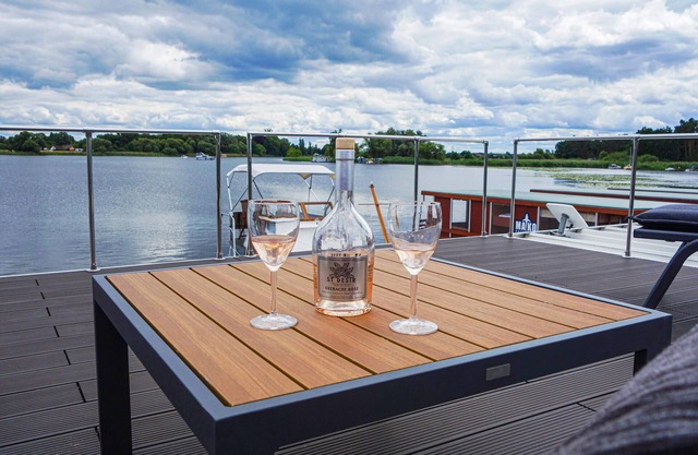 Vacations in a floating house - pure relaxation in the Havelbogen.