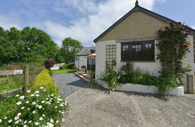 VALLEY VIEW, family friendly, with a garden in Mawgan-In-Meneage