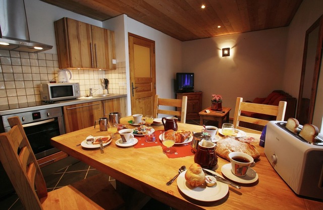 Valloire center. Luxury apartment for 4 persons close to the slopes, ski school.