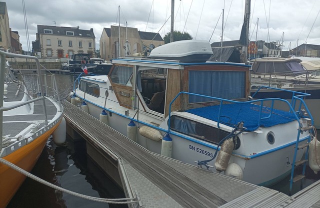 Vedette hollandaise 9m a quai a l'entrée de Redon
