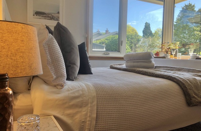 Vegan Home Stay- Small Queen Room w Shared Bathroom