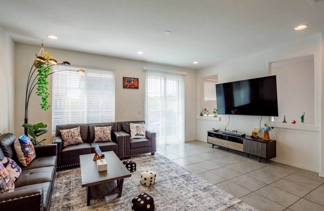 Vegas Retreat Modern Comfy Home