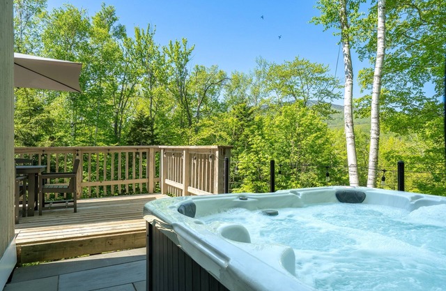 Vermont Charm: Fireplaces, Hot Tub, Epic Stratton Mountain Views
