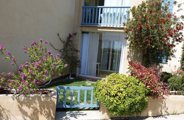 Very beautiful T2 on the ground floor with trees, swimming pool, sea view, shops and beach