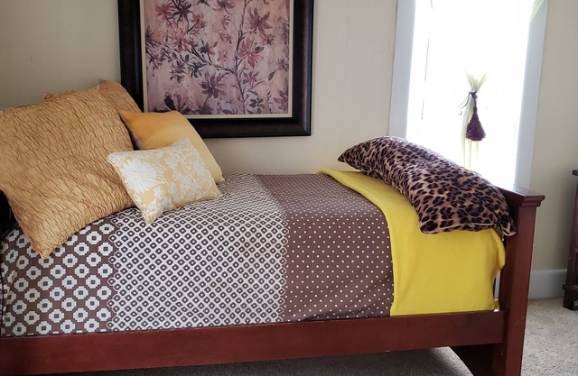 Very cozy 1 room dwelling w/twin bed