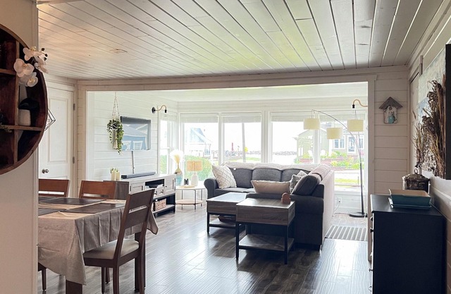 Very cozy and spacious 4-season cottage with easy access to Ocean