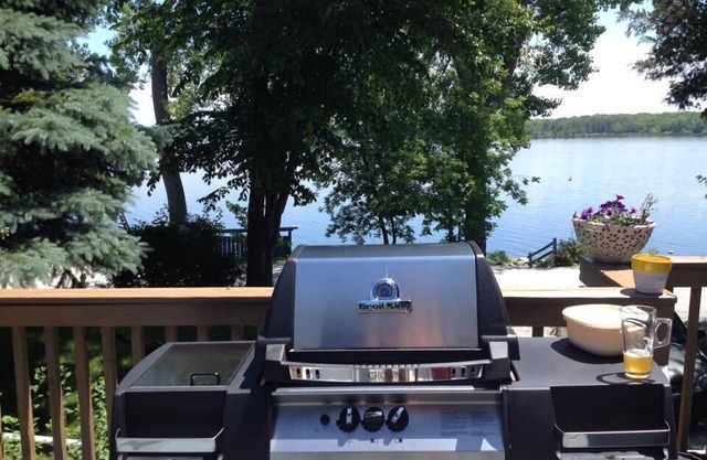 Very nice dog-friendly house right on Lake Champlain! Nature, fresh air, BBQ!