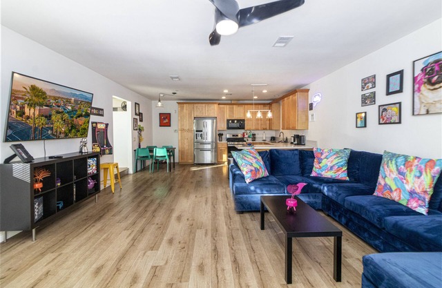 Vibrant Redlands Home 1 Block to Univ,12min to NOS, Fire Pit, BBQ, Near Downtown