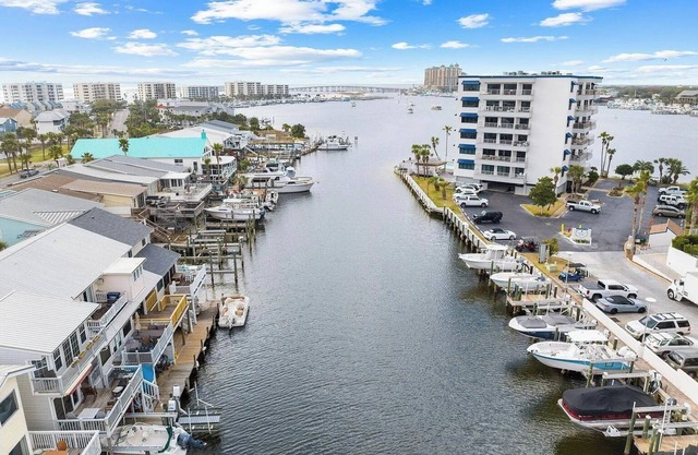 "Vic's Fish Camp" 2 Private Beaches, Dock Space, 2 Balconies, Canal Front