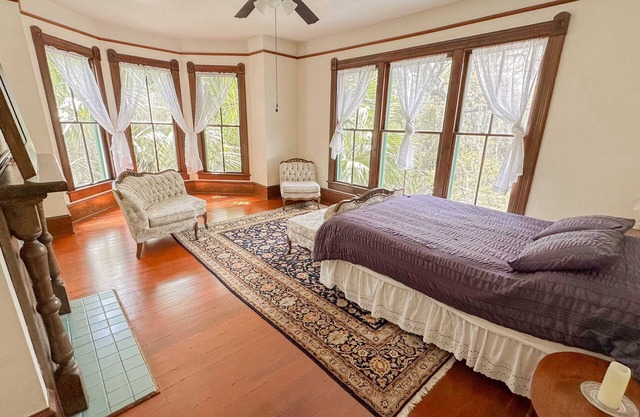 Victorian Apt. w/Tailgate Spot near Stadium!