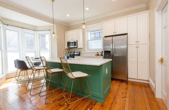 Victorian Diamond 1st floor Unit near Atlantic coast, Boston, & Salem