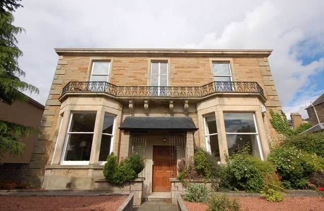 Victorian Villa - Lovely 2 Bedroom City Apartment with Parking