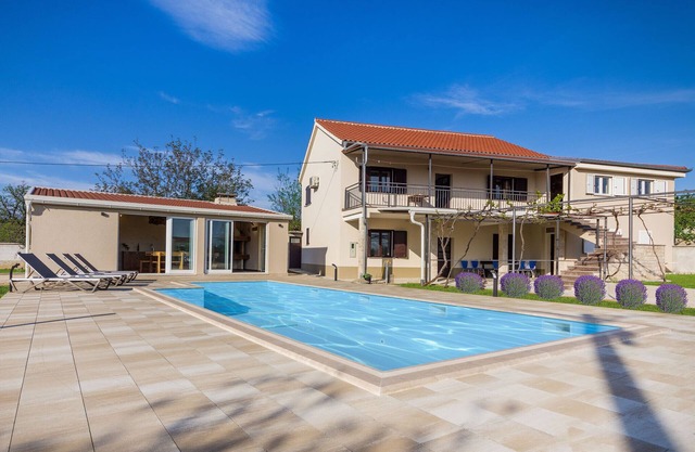 Vila Dida Moj with 4 bedrooms is set in Slivnica and features an outdoor pool.
