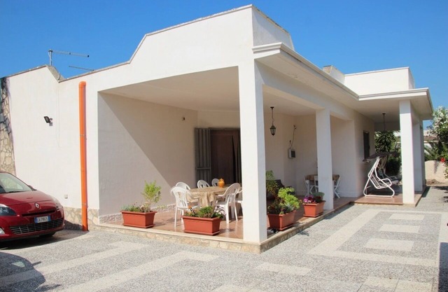 Villa 2 steps from the Ionian Sea, in the Salento, with a garden and private cou